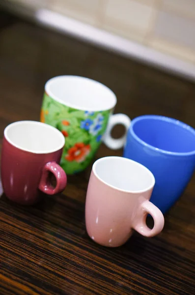 Mutfak Masasında Dört Farklı Renkte Kahve Fincanı Var — Stok fotoğraf