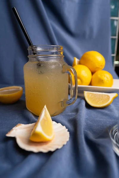 Limon Limon Suyu Dolu Bir Kadeh — Stok fotoğraf