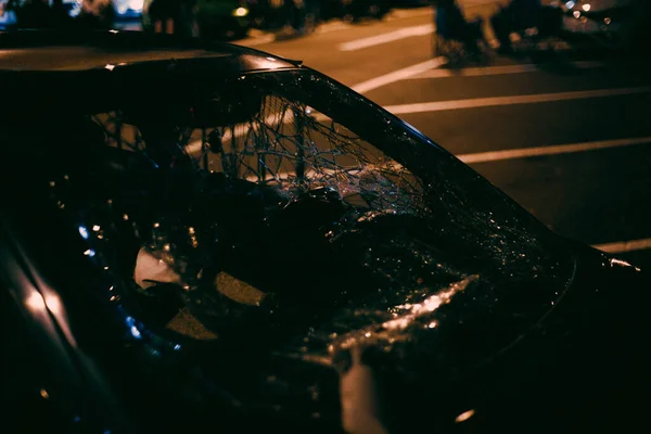 夜间挡风玻璃破碎的汽车的美丽形象 模糊的背景 — 图库照片