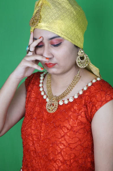 Portret Pięknej Kobiety Tradycyjnej Sukience Biżuterią Makijażem Zielonej Ścianie — Zdjęcie stockowe