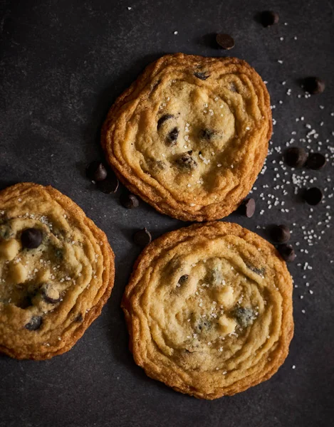 Una Vista Superior Galletas Chispas Chocolate Sal Sobre Mesa — Foto de Stock