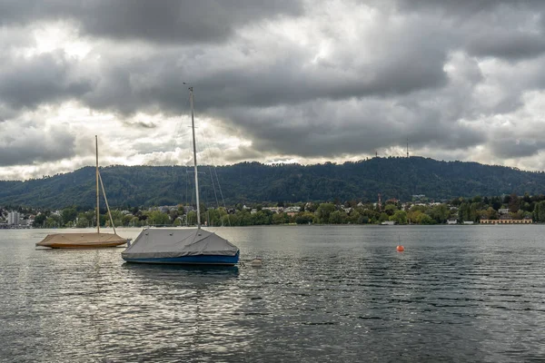 Dos Barcos Lago Zurich Con Monte Uetliberg Fondo — Foto de Stock