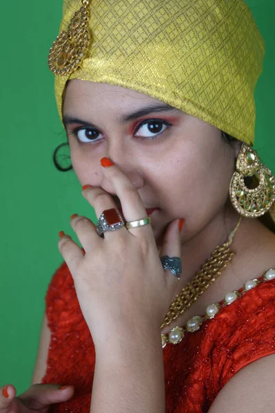 Retrato Uma Bela Fêmea Vestido Tradicional Com Jóias Maquiagem Contra — Fotografia de Stock