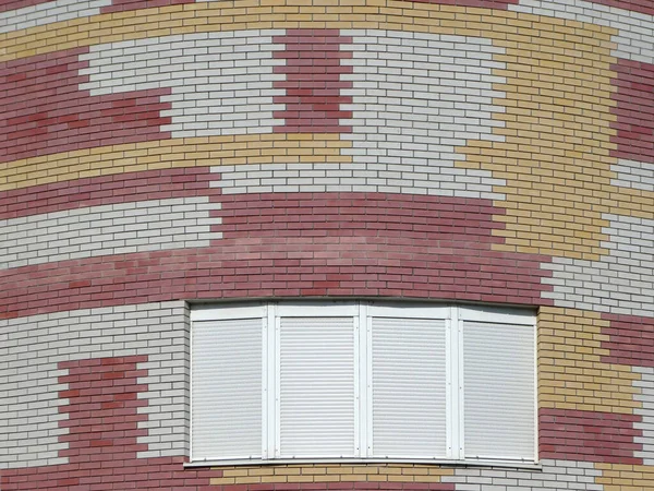 Kolorowa Ceglana Fasada Budynku Okno Zamkniętymi Okiennicami — Zdjęcie stockowe
