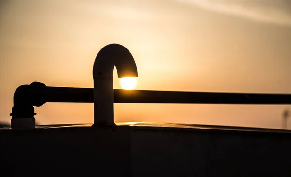 Sol Brilhante Atrás Dos Trilhos Telhado Edifício — Fotografia de Stock