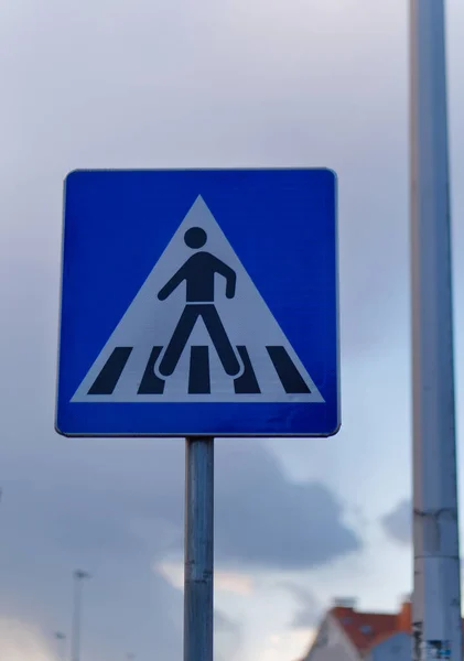 Вертикальний Знімок Знака Квадратного Пішохідного Перетину Прикріпленого Стовпі Блакитному Небі — стокове фото
