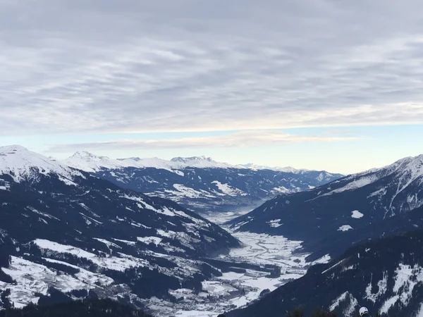 Een Prachtige Opname Van Een Landschap Onder Bewolkte Luchten Winter — Stockfoto