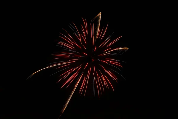 Widok Fajerwerków Eksplozja Hałas Karnawał Nowy Rok Uroczystość Odizolowana Czarnej — Zdjęcie stockowe