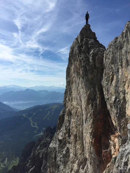 Een Verticaal Close Van Een Mens Staand Een Berg Piek — Stockfoto