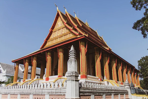 Låg Vinkel Bild Haw Phra Kaew Museum Mot Klarblå Himmel — Stockfoto
