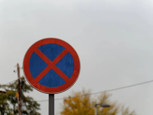 Cartello Stradale Rosso Blu Parking Attaccato Palo Contro Cielo Grigio — Foto Stock