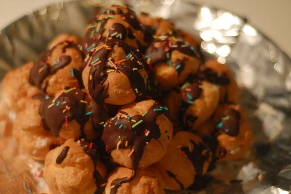 Primer Plano Bolas Masa Cubiertas Con Chocolate Caliente —  Fotos de Stock