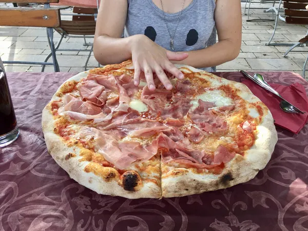 Woman Hand Top Huge Cheesy Pizza Served Restaurant Erlangen Italy — Stock Photo, Image