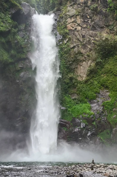 菲律宾巴瑙城塔皮亚瀑布的垂直拍摄 — 图库照片