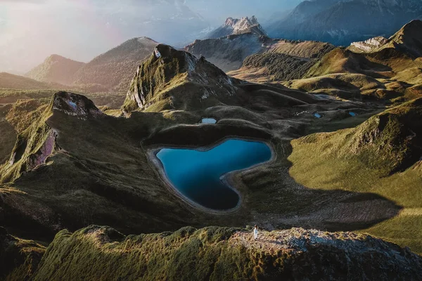 Famoso Lago Forma Coração Lac Montagnon Rodeado Por Montanhas Dia — Fotografia de Stock