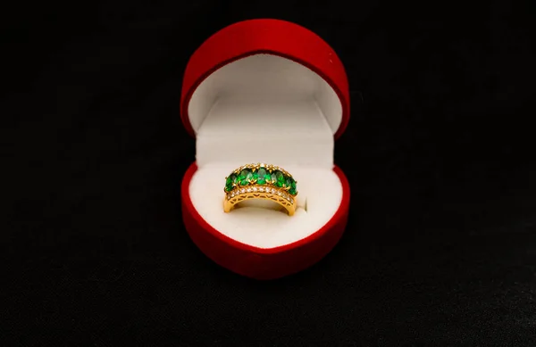 Złoty Pierścień Ozdobiony Kamieniem Szlachetnym Mjanmy Pudełku Odizolowanym Czarnym Tle — Zdjęcie stockowe