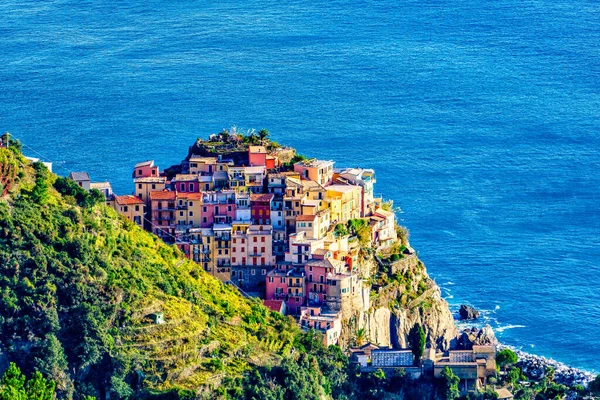 丘と青い海の上の小さな町の美しい景色 イタリアのチンクテレ — ストック写真