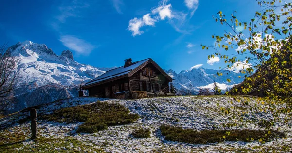 Beautiful View Wooden Building Snowy Hill Surrounded Rocky Alps — Fotografia de Stock