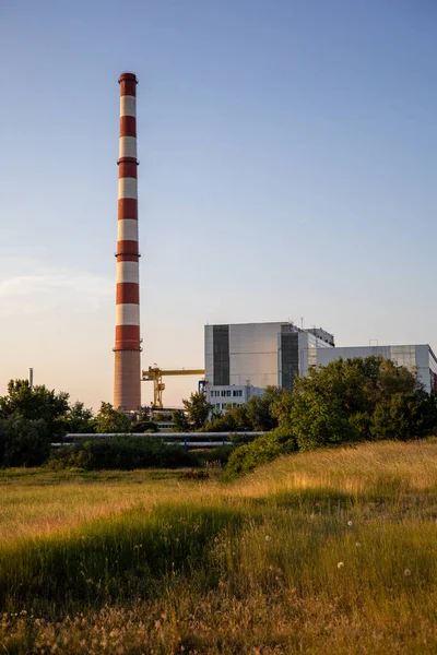 セルビアのノヴィ サドの油田の製油所の垂直ショット — ストック写真