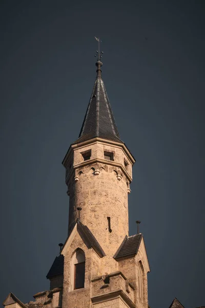 Eine Vertikale Aufnahme Der Turmspitze Und Der Außengestaltung Eines Großen — Stockfoto