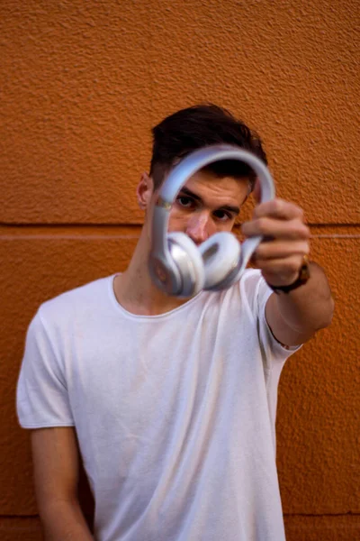 Vertical Closeup Young Man Holding Headphones — Foto de Stock