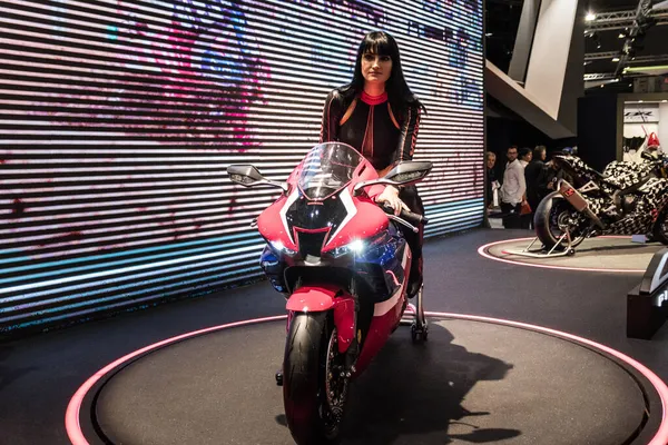 ミラノ イタリア 2021年10月13日 ミラノで開催されるエイマ国際見本市では さまざまなオートバイが展示されます — ストック写真