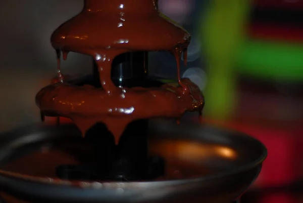 Nahaufnahme Eines Schokoladenbrunnens Auf Verschwommenem Hintergrund — Stockfoto