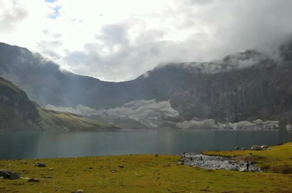 Прекрасный Вид Озеро Облака Висящие Над Горами — стоковое фото