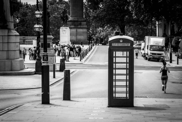 ロンドン イギリス 2019年5月16日 英国ロンドンの伝統的な英語電話ブースのグレースケールショット — ストック写真
