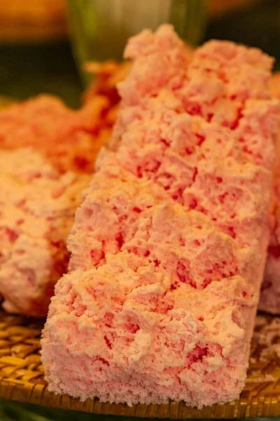 ピンクの食用砂糖炭の垂直ショット — ストック写真
