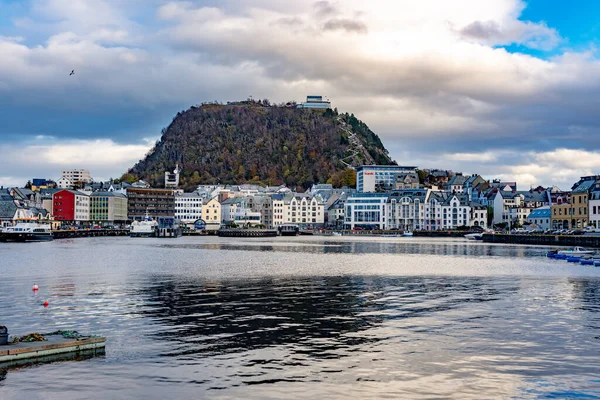 Piękny Widok Nabrzeża Miasta Portowego Alesund Norwegia — Zdjęcie stockowe