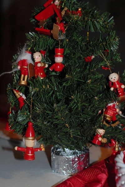 Een Close Shot Van Een Kleine Kerstboom Versierd Met Rode — Stockfoto