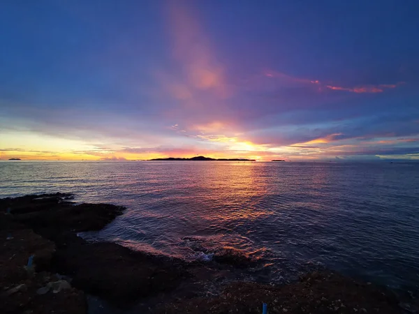 Eine Landschaft Des Ruhigen Meeres Bei Sonnenuntergang — Stockfoto