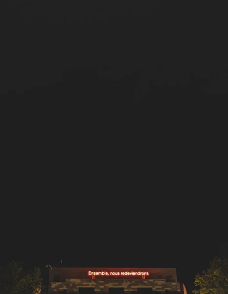 Вертикальний Знімок Зоряного Нічного Неба Неоновим Повідомленням Вершині Будівлі — стокове фото
