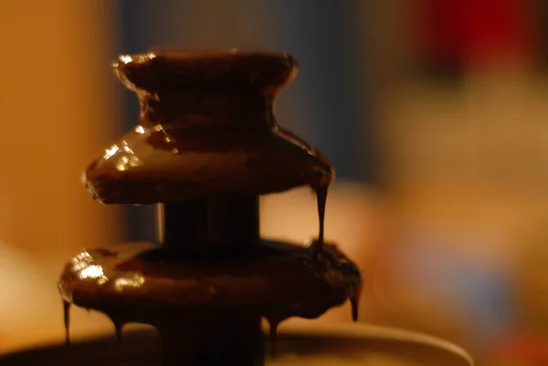 Nahaufnahme Eines Schokoladenbrunnens Auf Verschwommenem Hintergrund — Stockfoto