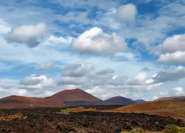 Vulkanlandschaft Auf Lanzarote Mit Blick Auf Die Erloschenen Vulkankrater — Stockfoto