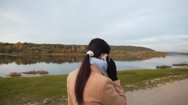 Женщина Разговаривает Мобильному Телефону Берегу Реки — стоковое видео