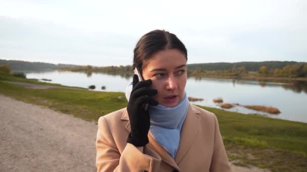 Nehir Kıyısında Cep Telefonuyla Konuşan Bir Kadın — Stok video