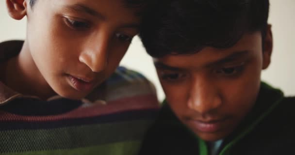 Κοντινό Πλάνο Ευτυχισμένων Ινδιάνων Αγοριών — Αρχείο Βίντεο