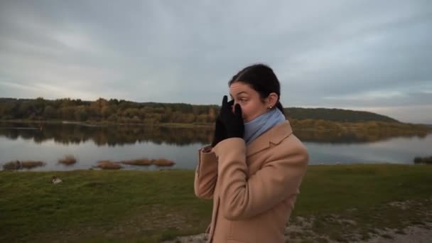 Kobieta Rozmawiająca Przez Komórkę Brzegu Rzeki — Wideo stockowe
