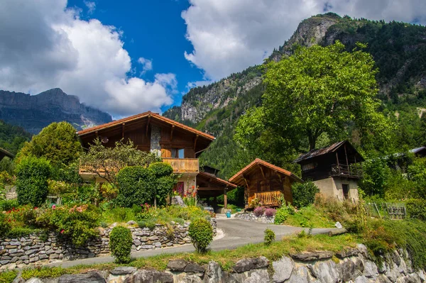 フランスの山々に囲まれた木造住宅の美しい景色 — ストック写真