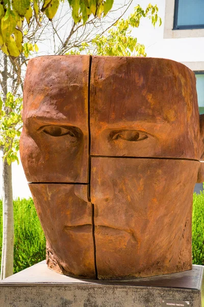 Una Grande Statua Bronzo Volto Maschile Nel Parco — Foto Stock