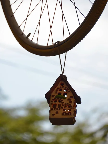 Uma Casa Para Pássaros Pendurados Velha Roda Bicicleta — Fotografia de Stock