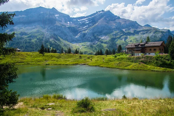 Uma Bela Vista Lago Retaud Cercado Pelos Alpes Sob Céu — Fotografia de Stock