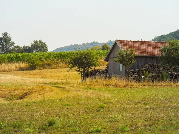 Παλιός Εγκαταλελειμμένος Ξύλινος Αχυρώνας Κεραμοσκεπή Στο Χωράφι Φόντο Τον Ουρανό — Φωτογραφία Αρχείου