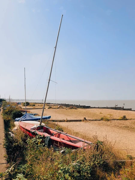 Een Verticaal Schot Van Een Verlaten Boot Buurt Van Gedroogde — Stockfoto