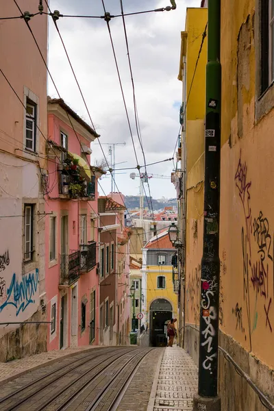 Plano Vertical Rieles Entre Los Antiguos Edificios Con Graffiti — Foto de Stock