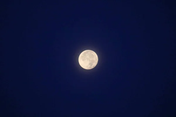Uno Zoom Una Luna Cielo Blu Scuro — Foto Stock