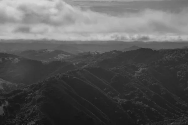 Ένα Μονόχρωμο Πλάνο Από Άγρια Βουνά Κάτω Από Ένα Συννεφιασμένο — Φωτογραφία Αρχείου