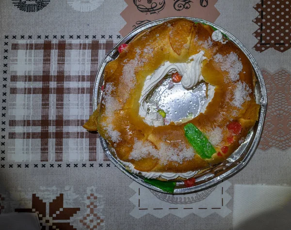 Sebuah Foto Closeup Dari Kue Bundar Dengan Krim Putih — Stok Foto